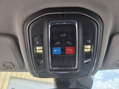 Used 2023 Jeep Grand Cherokee Laredo w/ Luxury Tech Group I AWD/4WD image 18