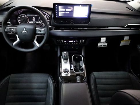 New 2025 Mitsubishi Outlander SE image 24