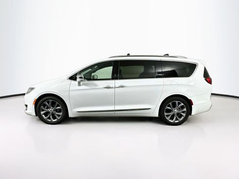 Used 2020 Chrysler Pacifica Limited w/ Tire & Wheel Group FWD image 4