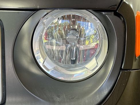 Used 2016 Jeep Renegade Latitude FWD image 35