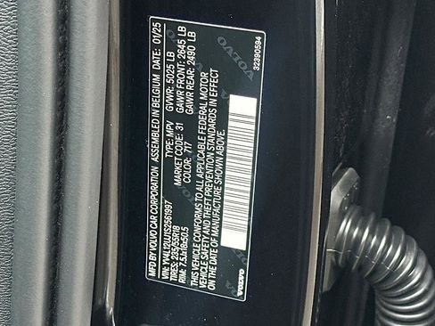 Used 2025 Volvo XC40 B5 Core image 28