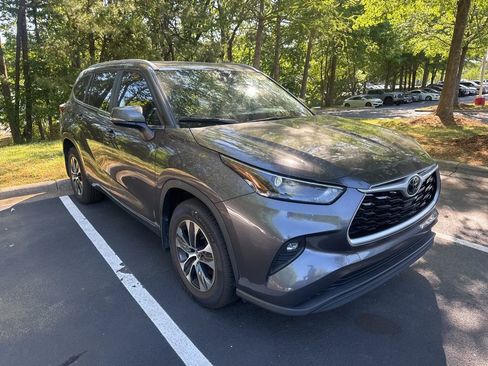 Used 2023 Toyota Highlander XLE image 1