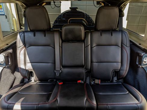 Used 2025 Jeep Wrangler Unlimited Rubicon image 34