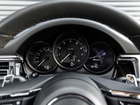 Certified 2025 Porsche Macan AWD/4WD image 18