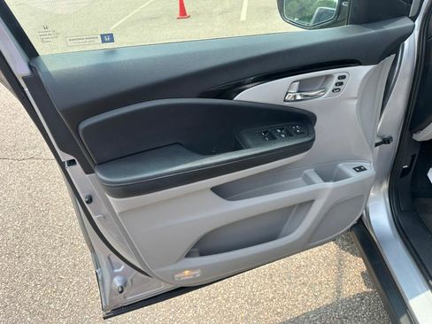 Used 2017 Honda Pilot Touring image 9