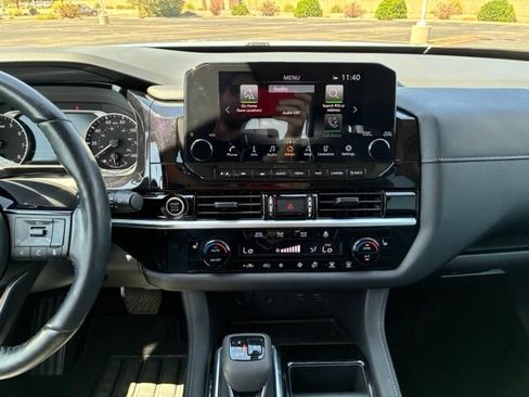 Certified 2024 Nissan Pathfinder SL w/ Black Appearance Package FWD image 16
