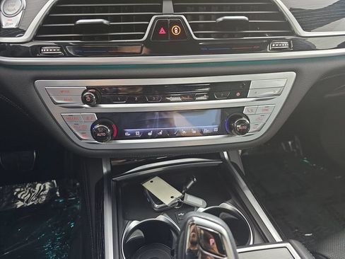 Used 2022 BMW 750i xDrive w/ Executive Package AWD/4WD image 27