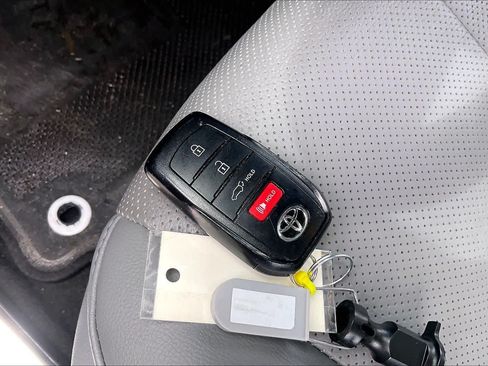 Used 2025 Toyota Highlander Limited FWD image 15