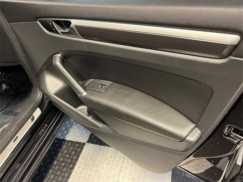 Used 2018 Volkswagen Passat 2.0T R-Line image 11