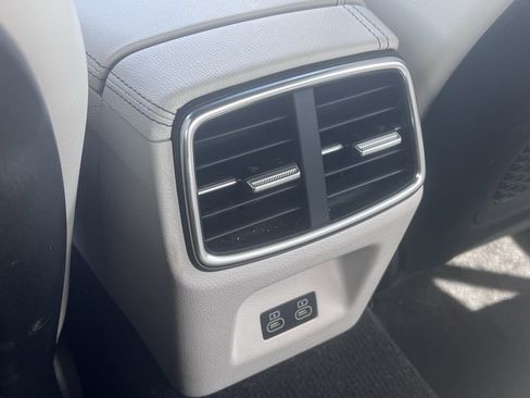 Used 2025 Genesis G70 2.5T image 12