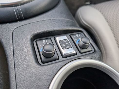 Used 2010 Nissan 370Z Touring image 19