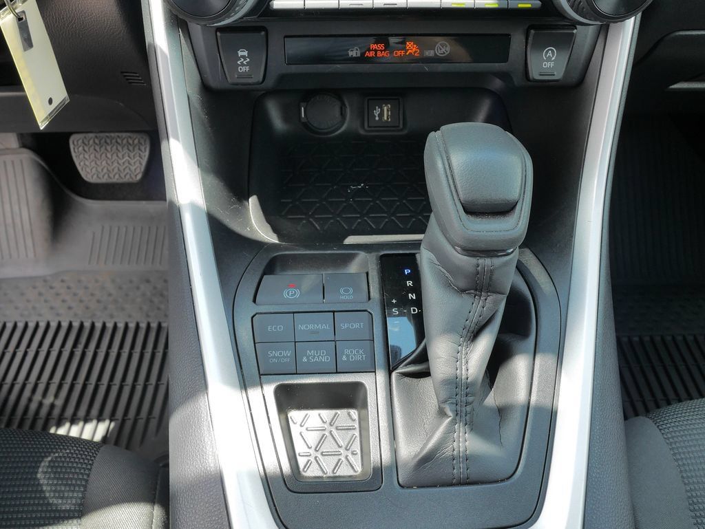 Used 2025 Toyota RAV4 LE AWD/4WD image 26