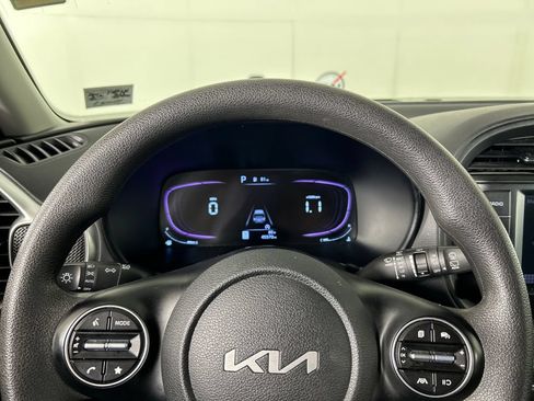 Used 2023 Kia Soul LX w/ LX Technology Package FWD image 13