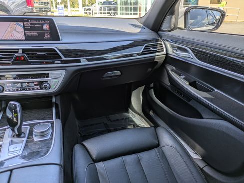 Used 2021 BMW 740i w/ M Sport Package image 15