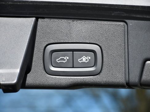 Certified 2025 Volvo XC60 B5 Plus image 25