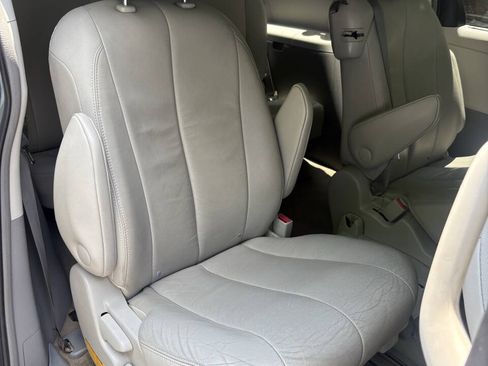 Used 2013 Toyota Sienna XLE w/ Premium Pkg FWD image 38