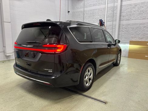 Used 2022 Chrysler Pacifica Limited AWD/4WD image 4