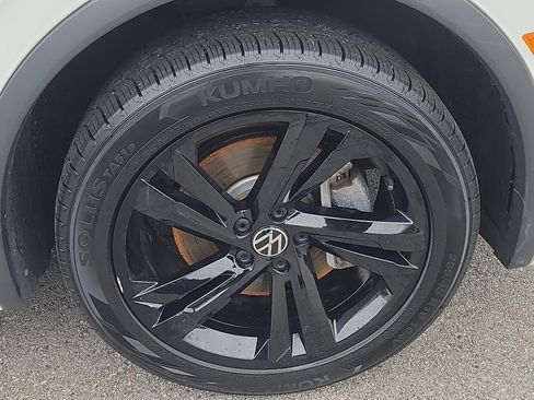 Certified 2024 Volkswagen Tiguan SE R-Line image 30