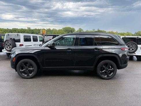 Used 2024 Jeep Grand Cherokee Altitude AWD/4WD image 7