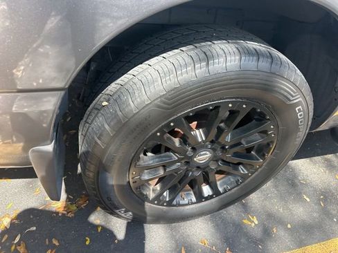 Used 2018 Nissan Titan SV w/ SV Convenience Package image 23