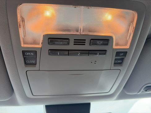 Used 2017 Toyota Highlander XLE AWD/4WD image 25