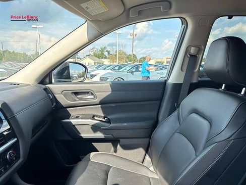 Certified 2025 Nissan Pathfinder SL FWD image 14