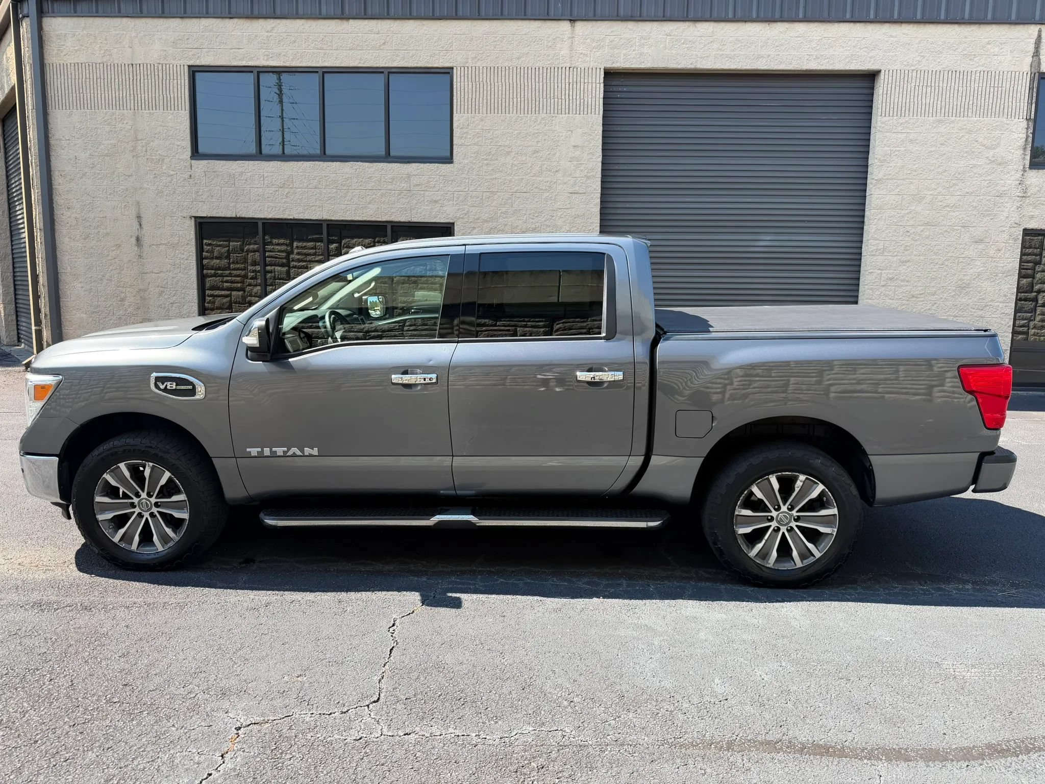 Used 2017 Nissan Titan SL AWD/4WD image 3