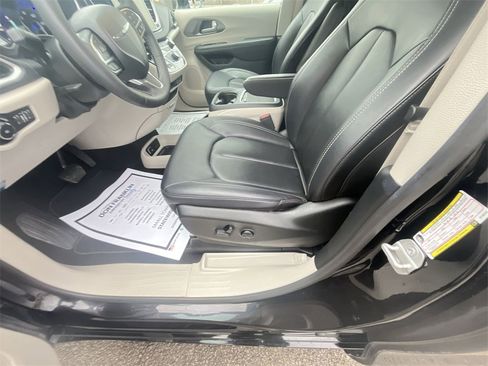 Used 2024 Chrysler Pacifica Touring-L image 4