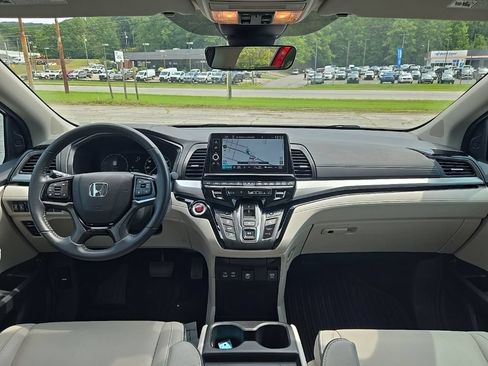 Used 2025 Honda Odyssey Touring image 3