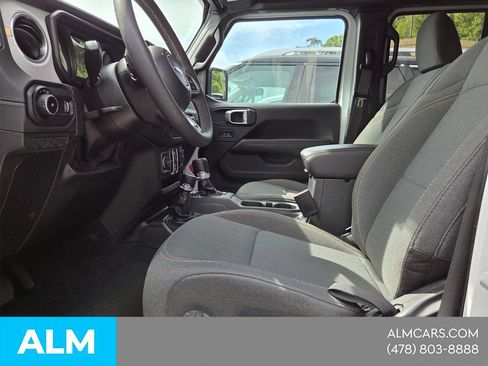 Used 2025 Jeep Wrangler Unlimited Sahara AWD/4WD image 7