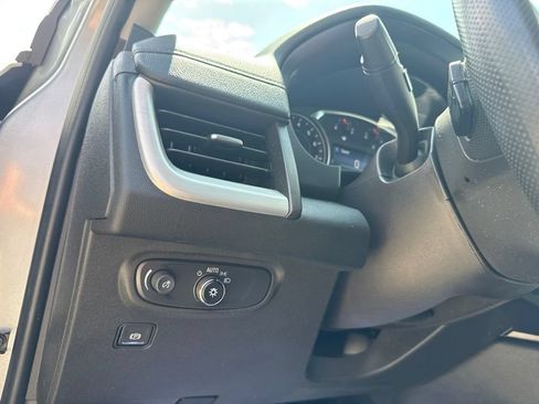 Used 2024 GMC Terrain SLE w/ Driver Convenience Package FWD image 12