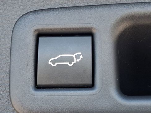 Used 2023 Toyota Highlander XLE AWD/4WD image 30