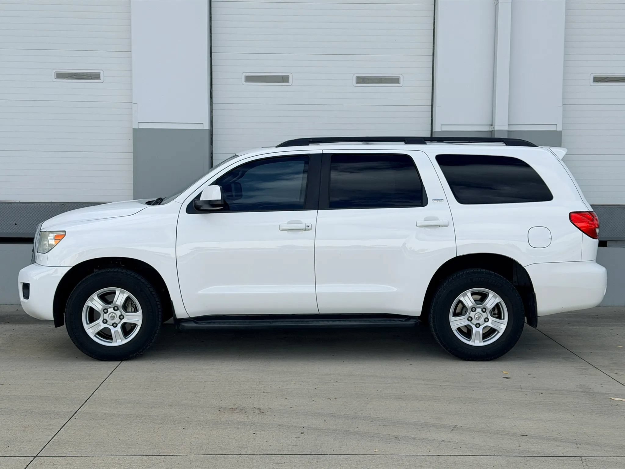 Used 2016 Toyota Sequoia SR5 w/ Premium Package AWD/4WD image 2