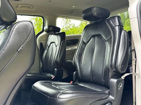 Used 2023 Chrysler Pacifica Touring-L FWD image 15