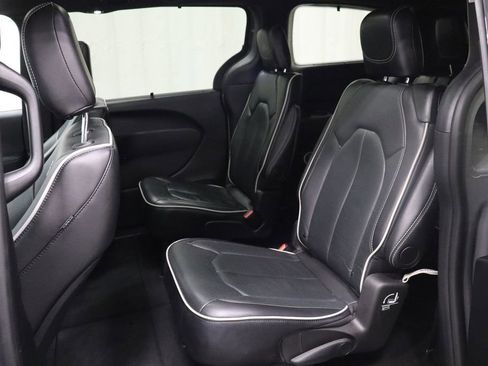 Used 2025 Chrysler Pacifica Limited image 12