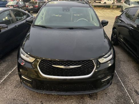 Used 2022 Chrysler Pacifica Touring-L image 2