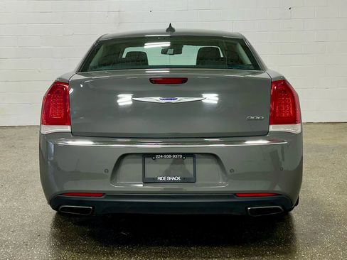 Used 2018 Chrysler 300 Limited w/ Safetytec Plus Group image 4