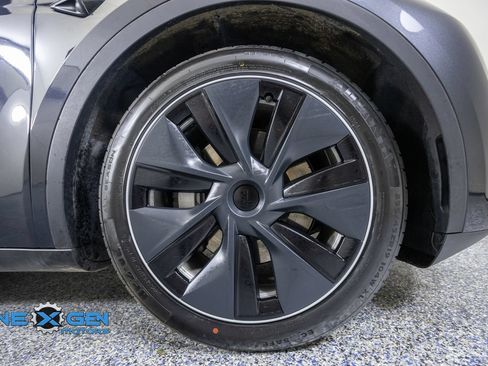 Used 2024 Tesla Model Y Long Range AWD/4WD image 43