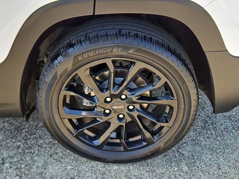 Used 2023 GMC Terrain SLE w/ Driver Convenience Package image 28