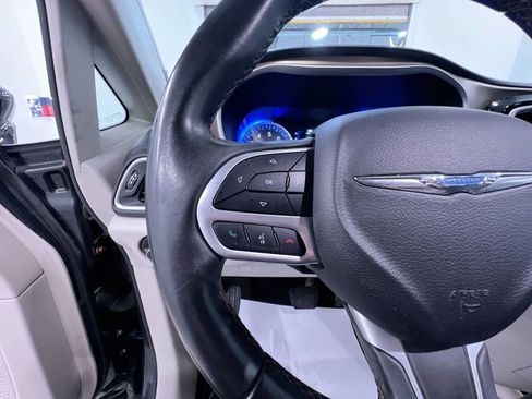 Used 2018 Chrysler Pacifica Touring-L w/ Tire & Wheel Group FWD image 20
