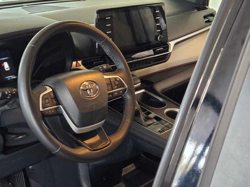 Used 2023 Toyota Sienna XLE AWD/4WD image 22