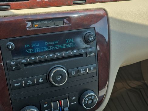Used 2009 Chevrolet Impala LT FWD image 8