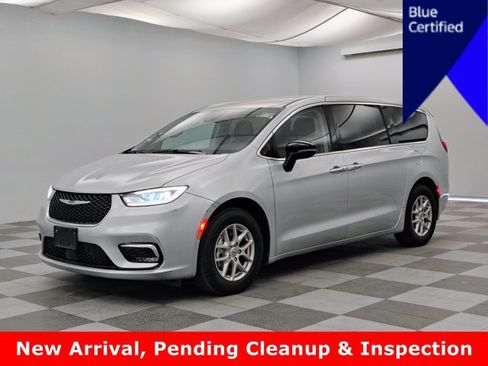 Used 2024 Chrysler Pacifica Touring-L FWD image 1