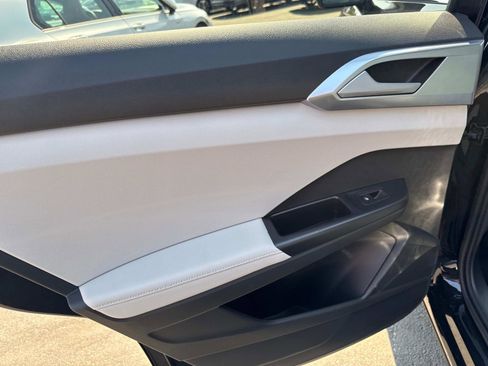 New 2025 Volkswagen Taos SE image 9