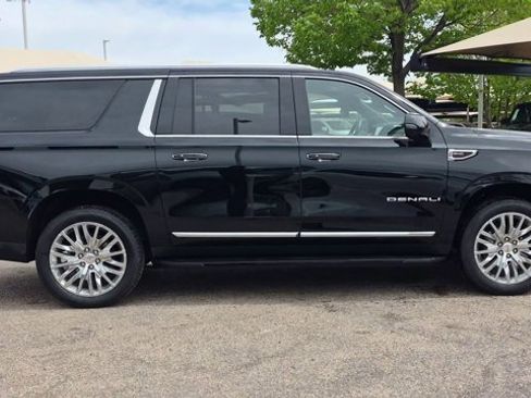 Used 2025 GMC Yukon XL Denali AWD/4WD image 9