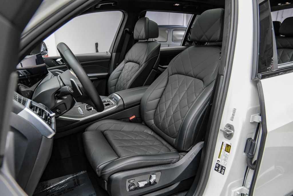 Used 2025 BMW X7 xDrive40i AWD/4WD image 36