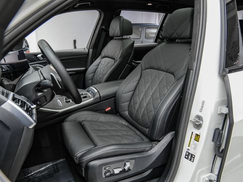 Used 2025 BMW X7 xDrive40i AWD/4WD image 36