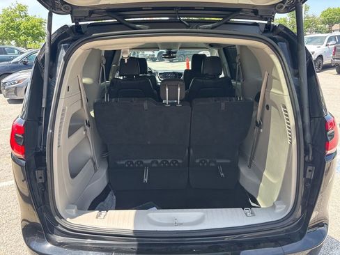 Used 2024 Chrysler Pacifica Touring-L FWD image 3