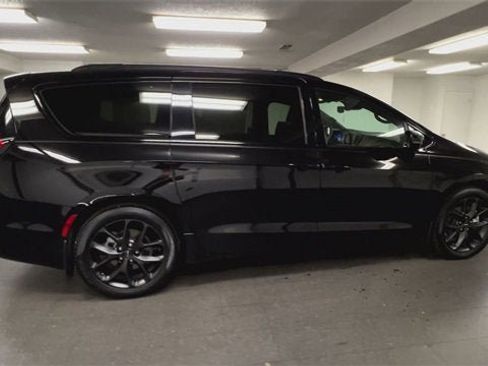 Used 2025 Chrysler Pacifica Limited w/ Trailer Tow Group image 9