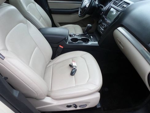 Used 2018 Ford Explorer XLT w/ Equipment Group 202A AWD/4WD image 37